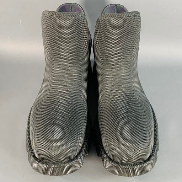 BURBERRY Size 10 Marsh Low Black Textured Rubber Lug Sole Ankle Rain Boots - Picture 4 of 9